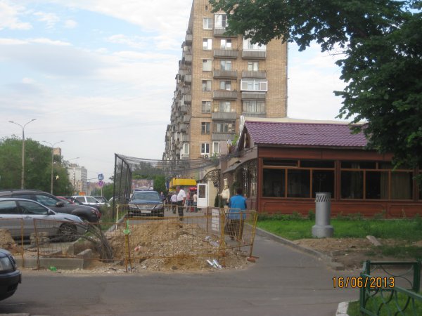 Лужков, уходя, сказал Собянину, что под одним из московских тротуаров зарыт клад (с) Лужков, уходя, сказал Собянину, что под одним из московских тротуаров зарыт клад (с)